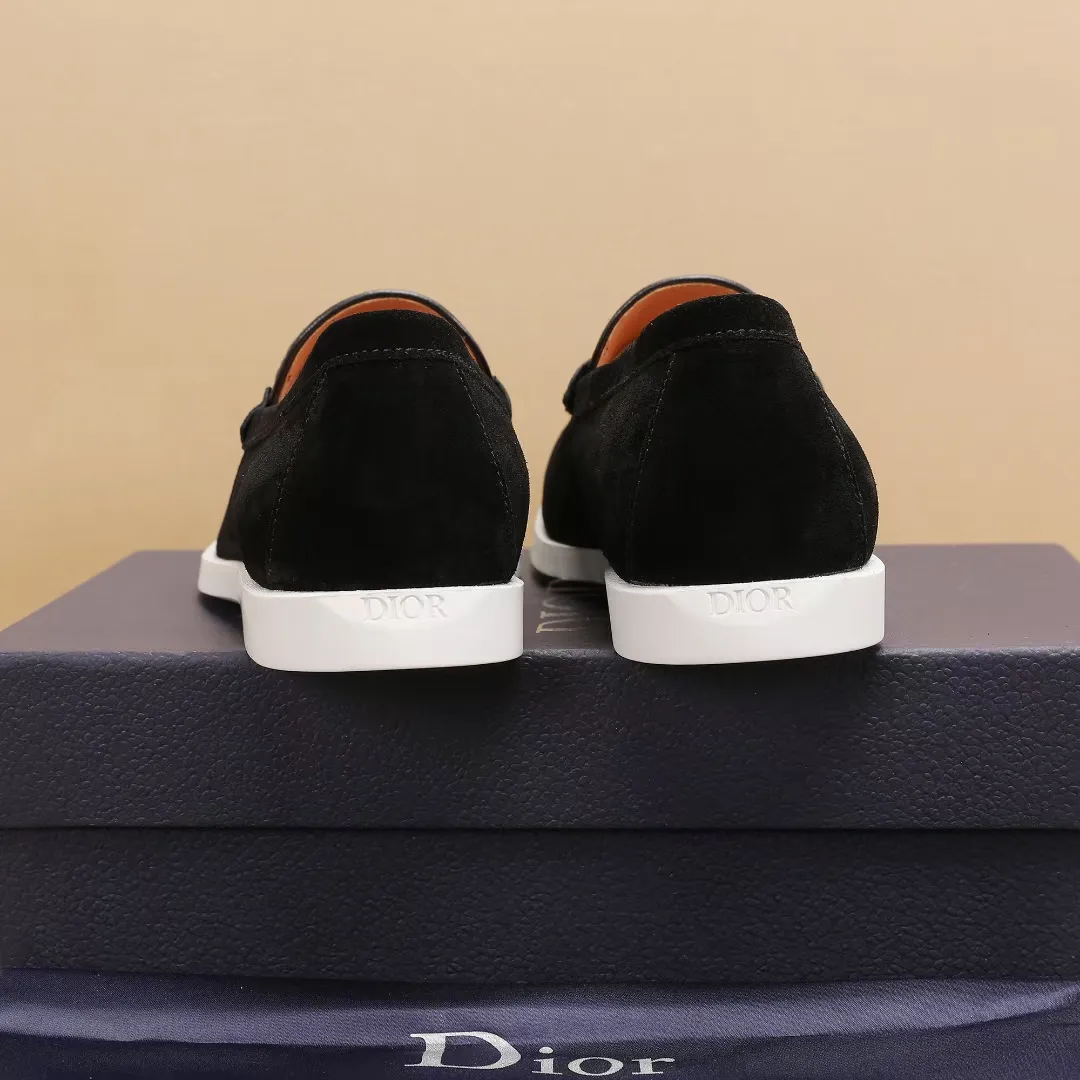 Men's Men's Shoes 💰400 [New Style] 🏍️🏍️Dior - This Dior Granville loafer is a casual dress shoe. Crafted from luxuriously soft beige suede, it features a beige Oblique print panel on the upper. The lightweight cream-white rubber sole is more sophisticated. The Dior Oblique pattern is engraved on the outsole to enhance the style, and the Dior logo is engraved on the back side. Adds elegance to any casual look.